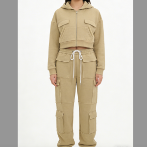 卡其色运动套装